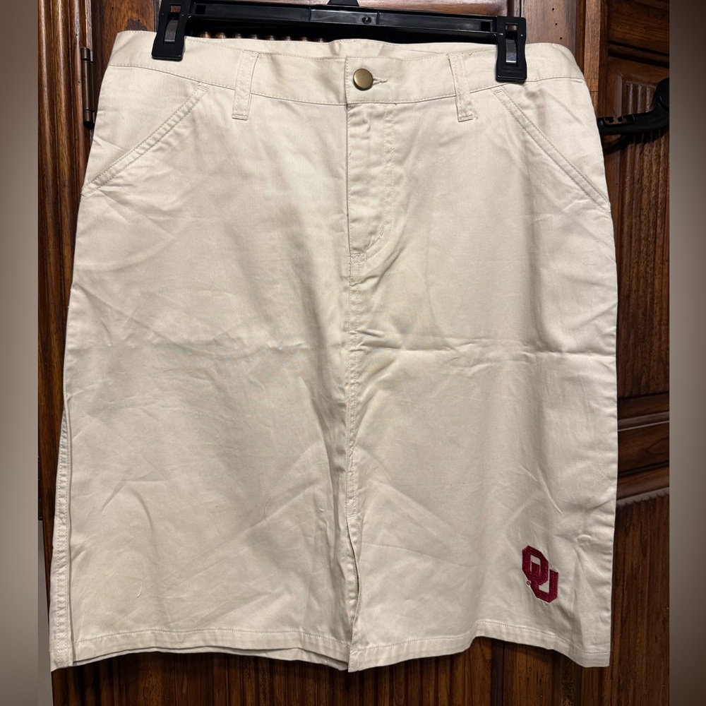Cream Skirt with Oklahoma Sooners logo, size small 
Front and back pockets